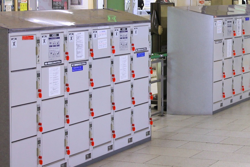 Mur de consignes automatiques dans le passage souterrain de la gare de Kyoto