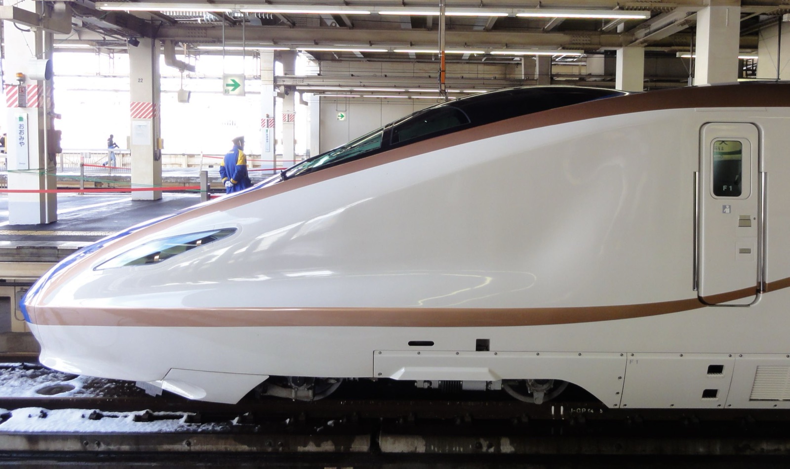 Long nez blanc et bleu d'un Shinkansen série E7 sur le quai de la gare d'Ōmiya