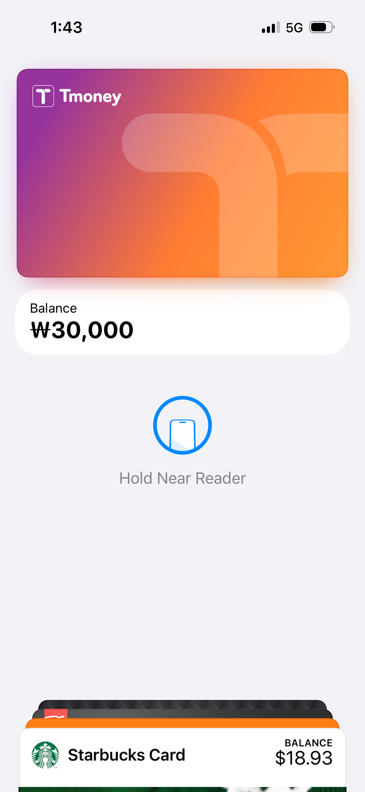 Apple Wallet 打開 T-money 卡，畫面顯示 Hold Near Reader，代表已可感應 POS